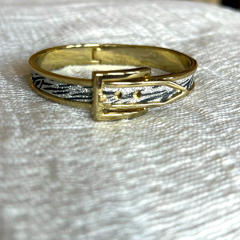 Adjustable buckle bracelet